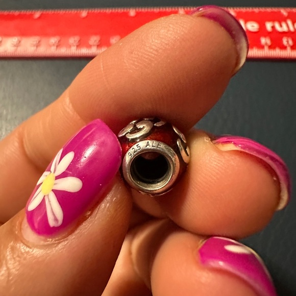 Pandora zen red enamel charm - Picture 3 of 3